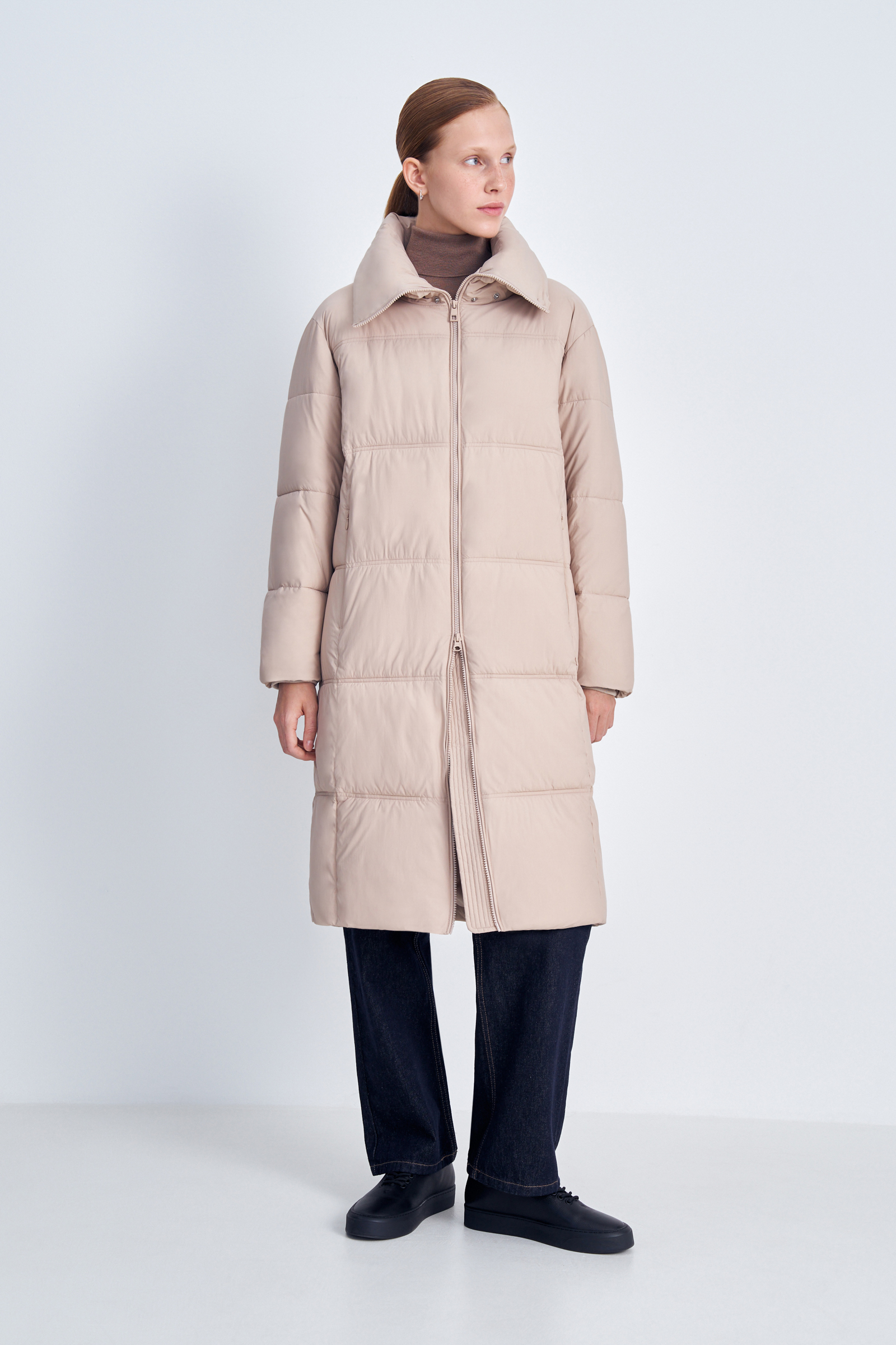Утепленное пальто прямого кроя с капюшоном