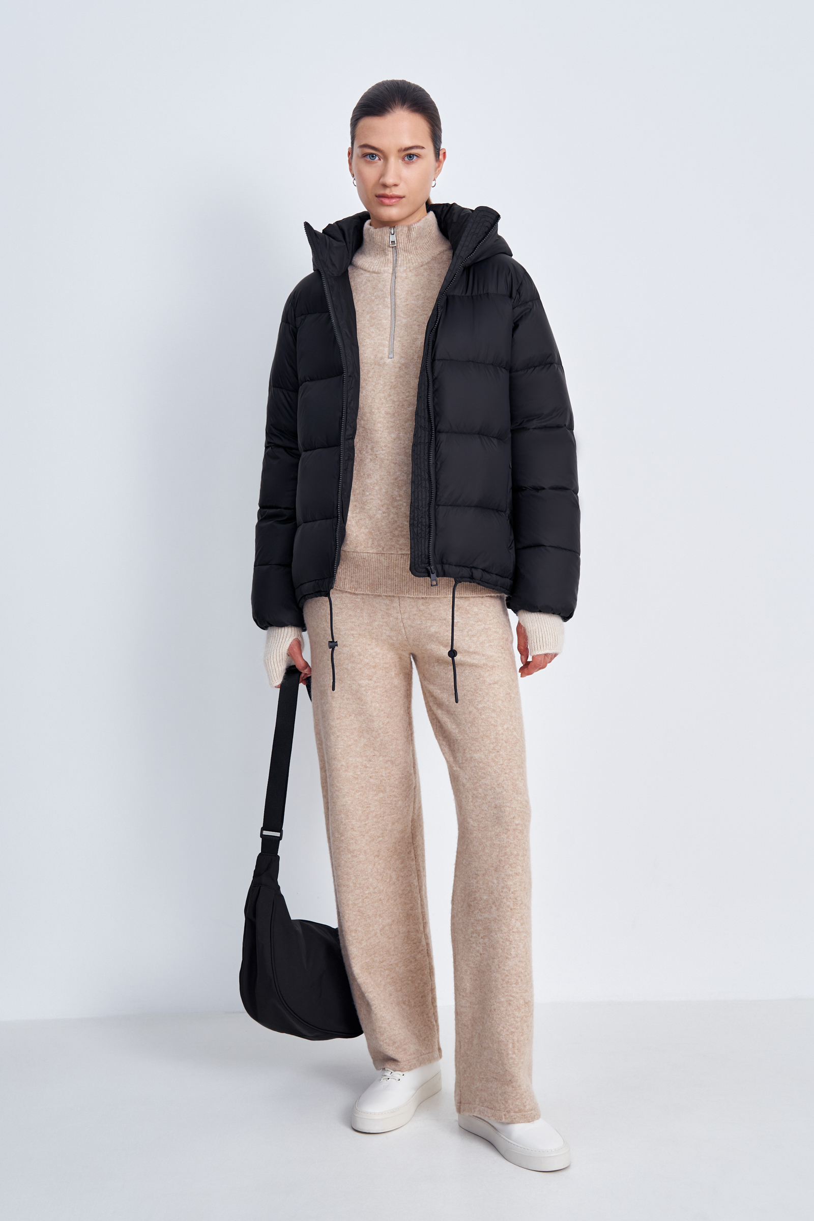 Пуховик с капюшоном и воротником-стойкой