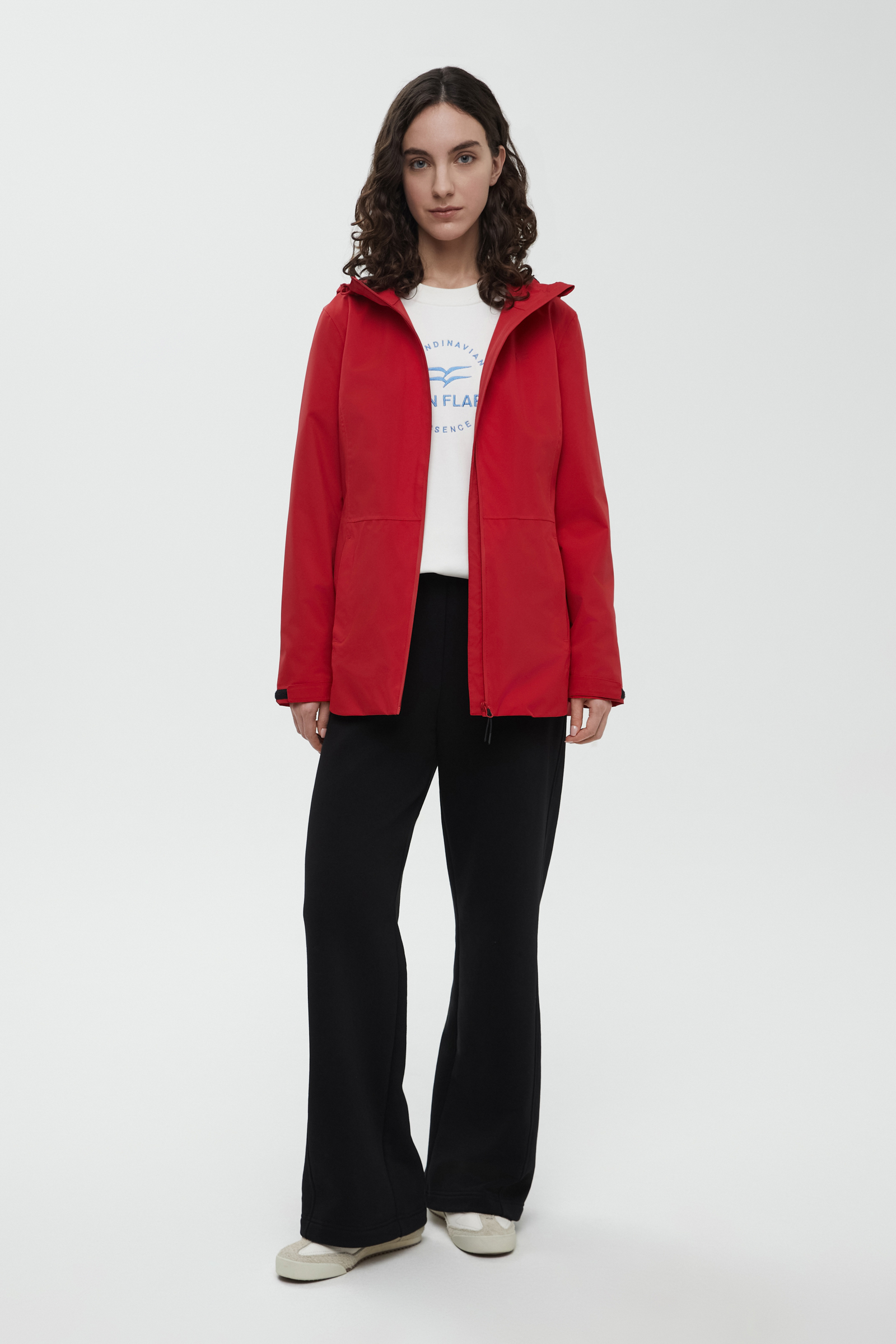 Спортивная ветровка приталенного силуэта