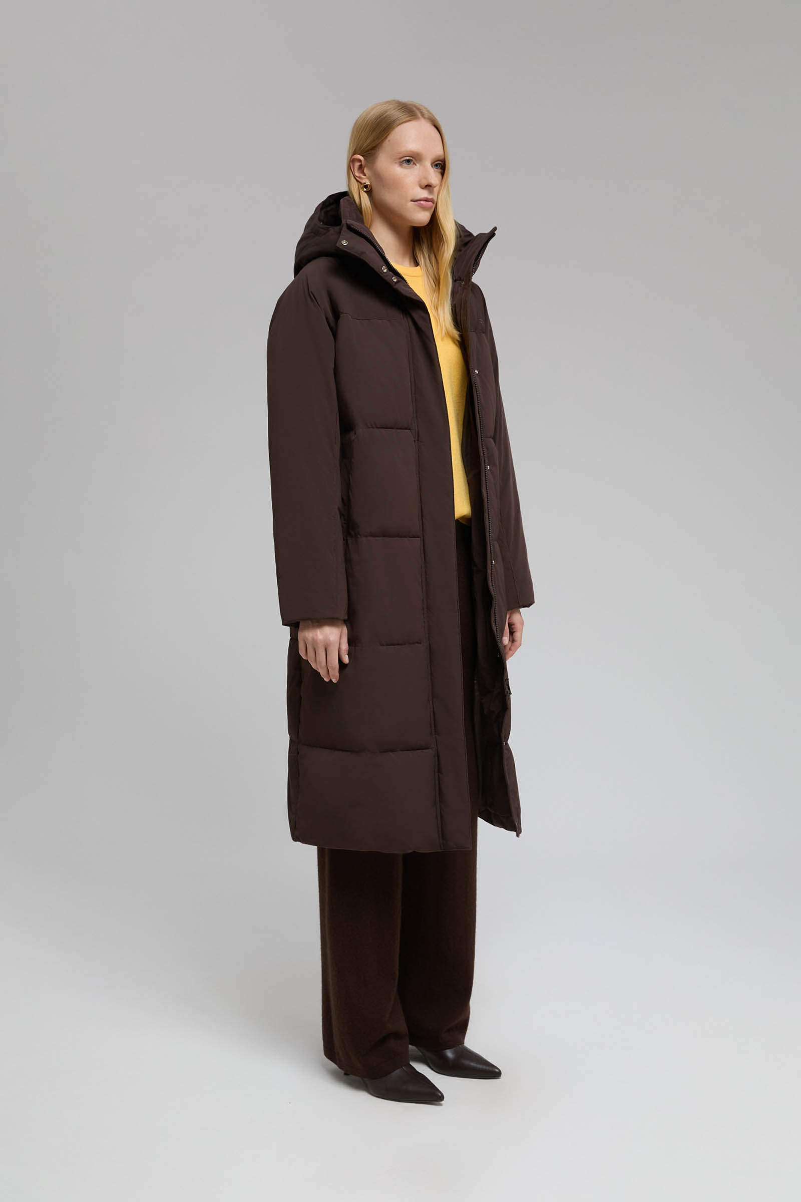 Утепленное стеганое пальто с капюшоном