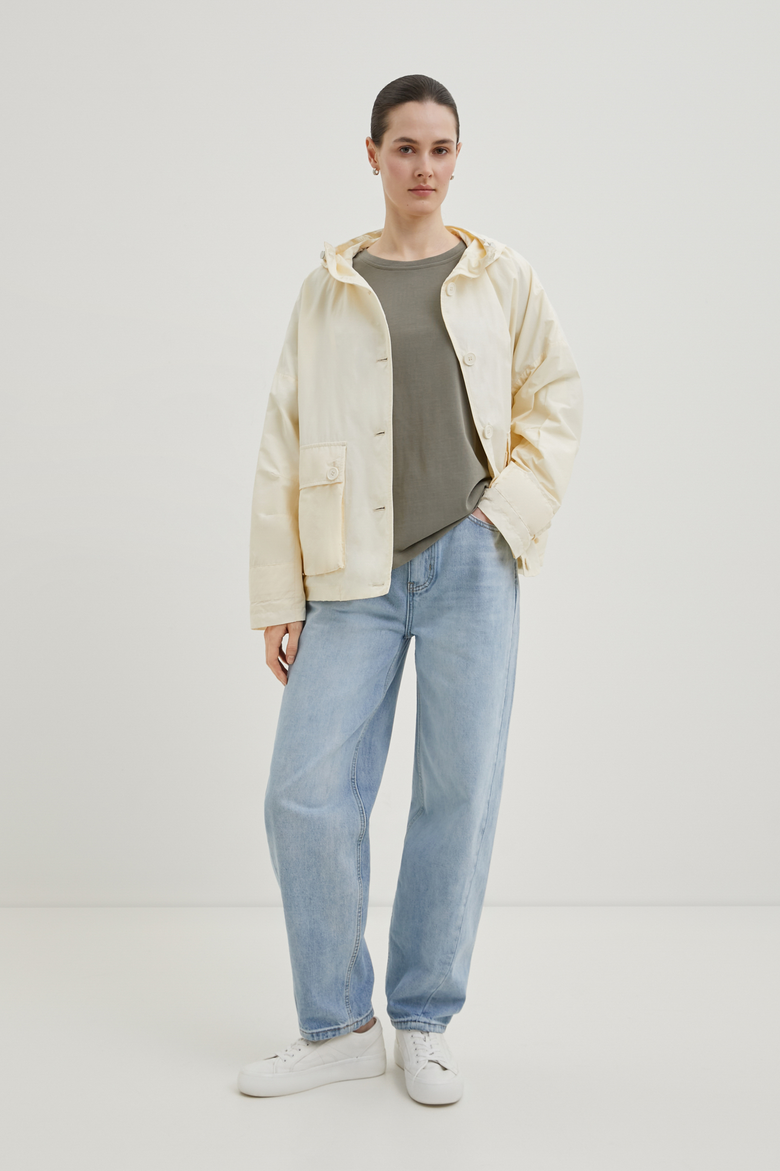 Ветровка на пуговицах с капюшоном