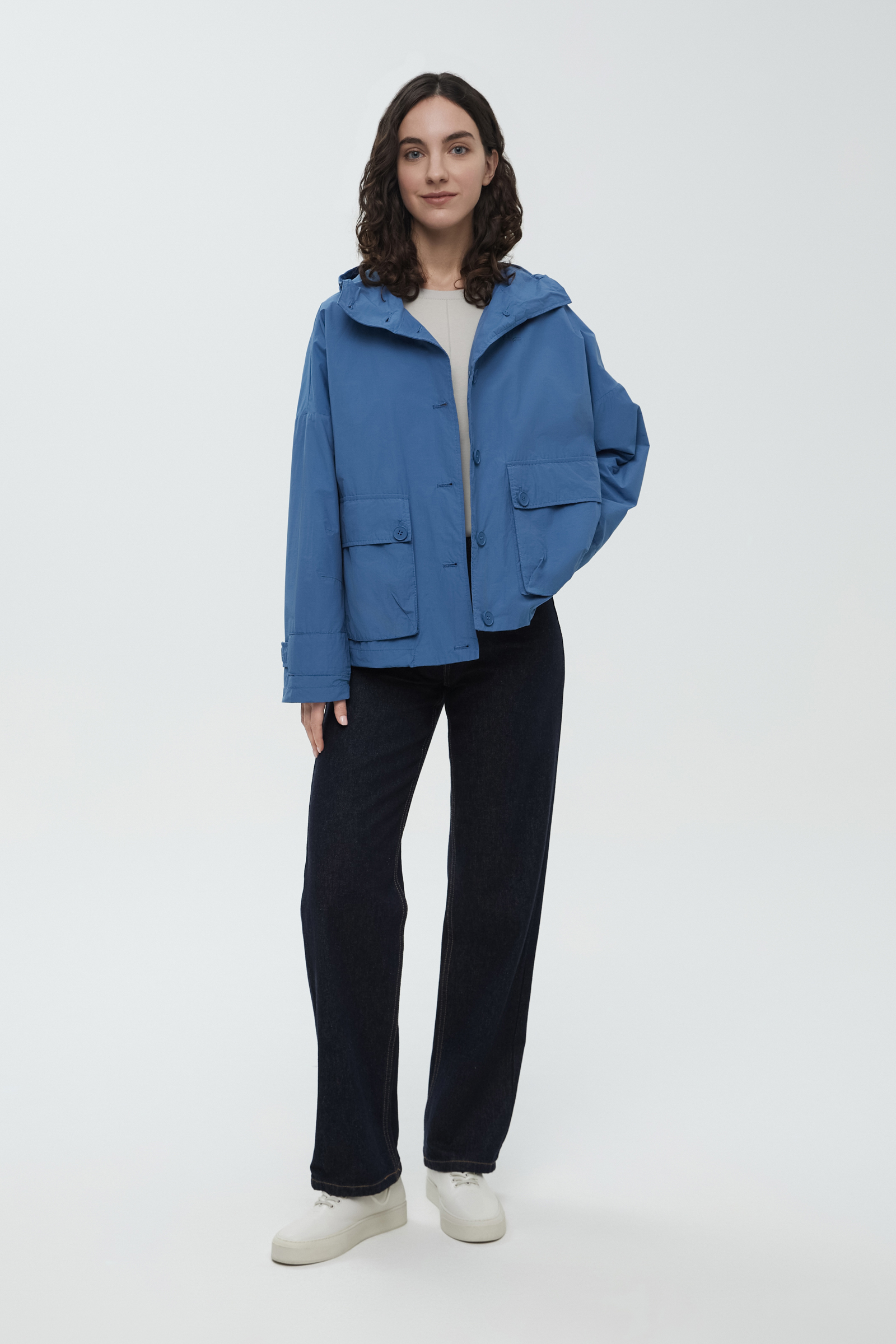 Ветровка на пуговицах с капюшоном