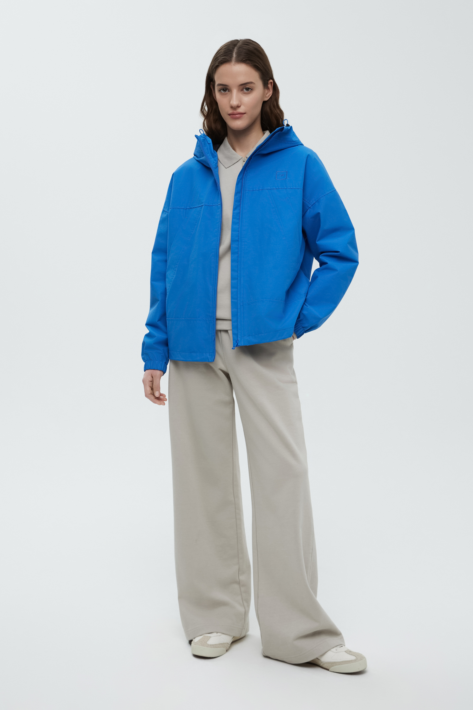 Ветровка с капюшоном и регулируемым поясом