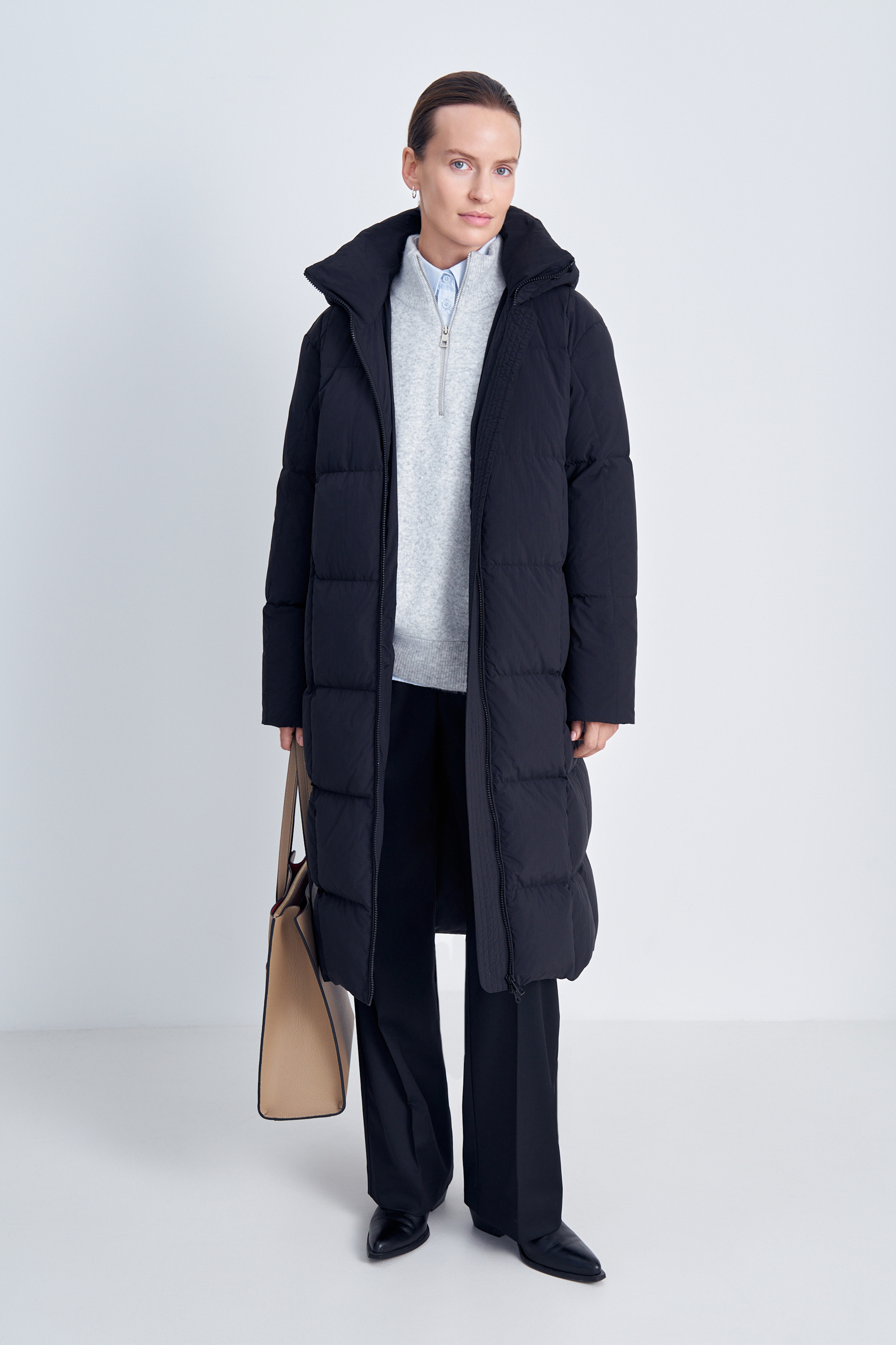Пуховое пальто с капюшоном и воротником-стойкой