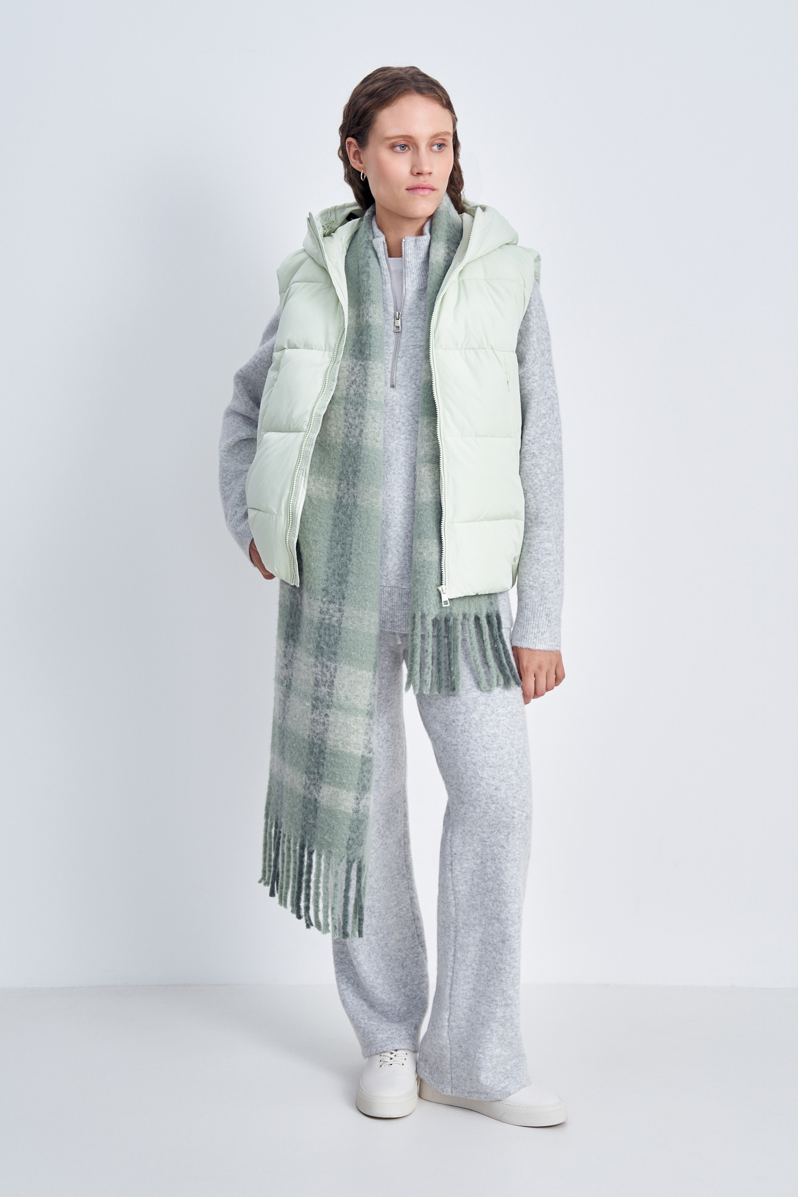 Утепленный жилет с капюшоном