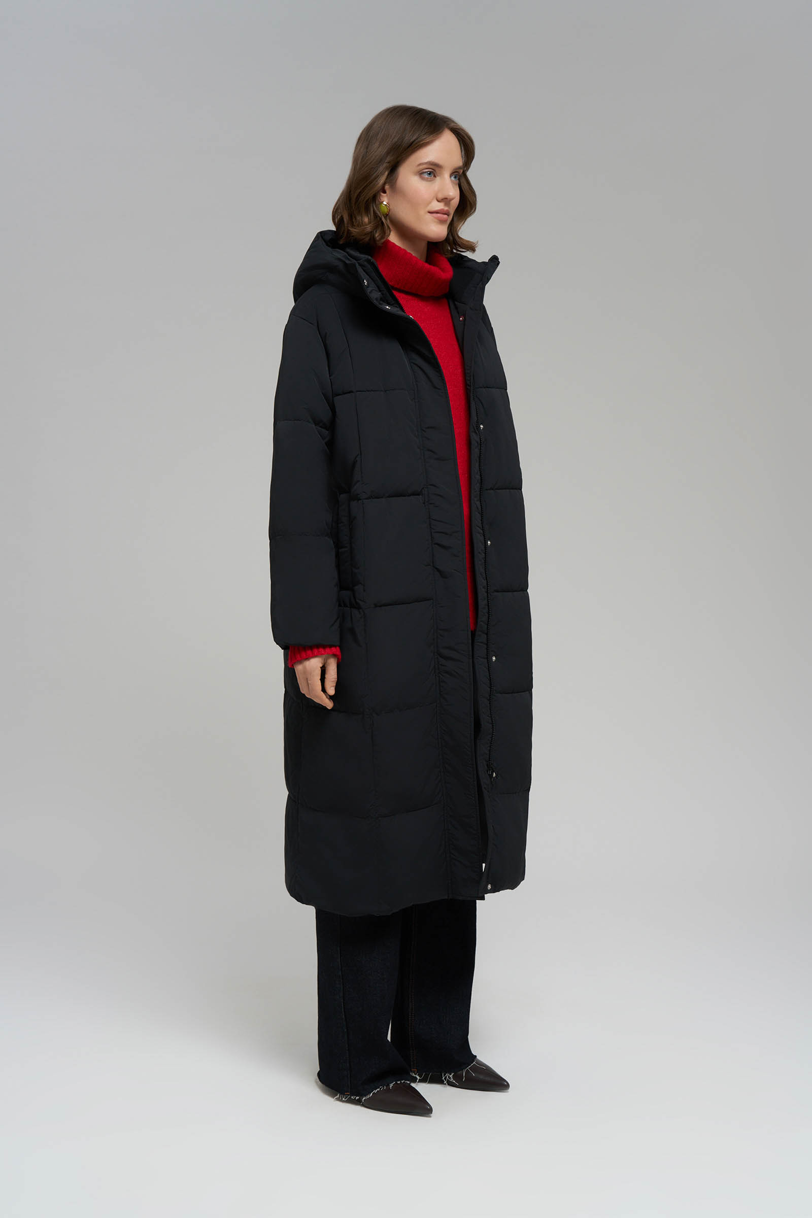 Утепленное пальто с капюшоном и воротником-стойкой