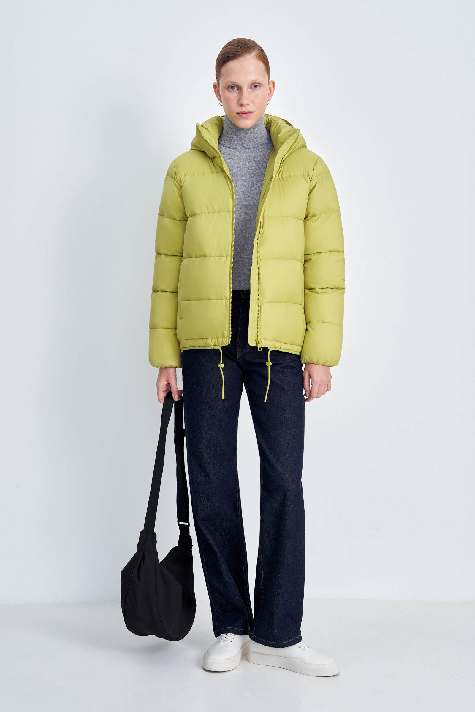 Пуховик с капюшоном и воротником-стойкой