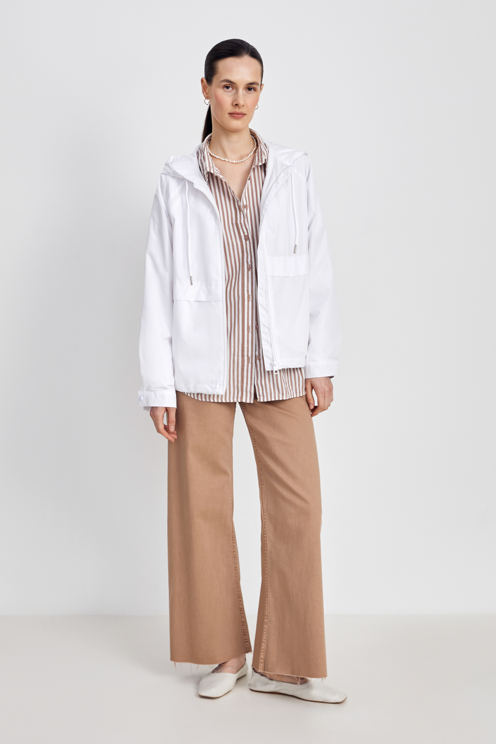 Ветровка с капюшоном на молнии