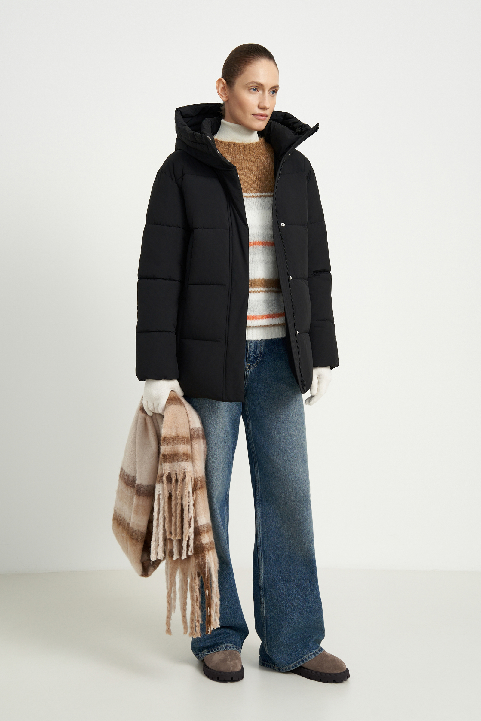 Утепленная куртка с капюшоном и воротником-стойкой