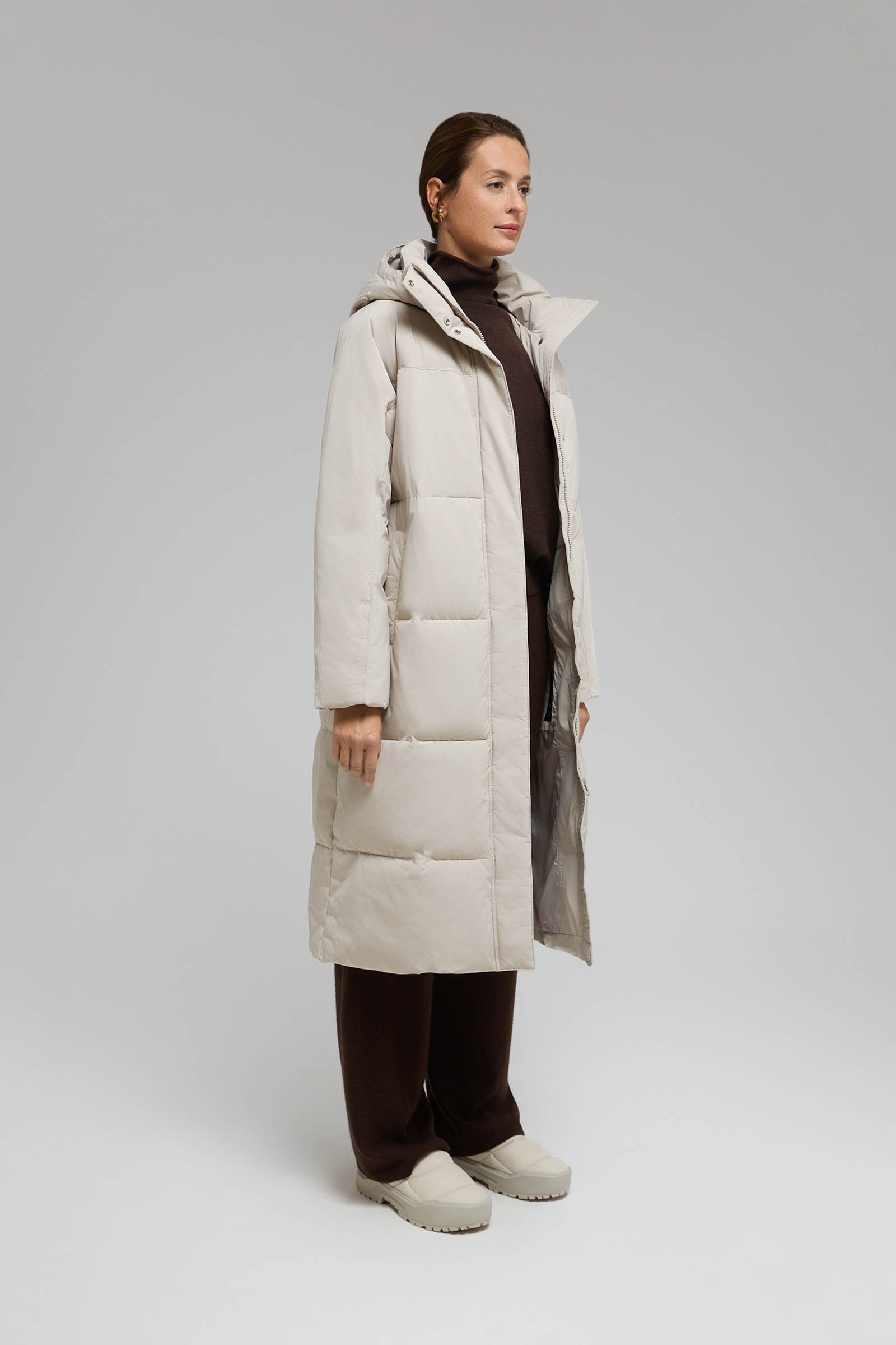 Утепленное стеганое пальто с капюшоном