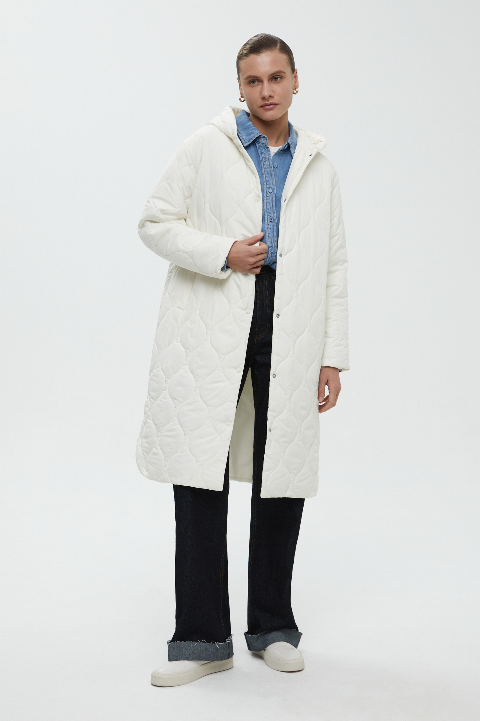 Утепленное пальто А-силуэта с капюшоном