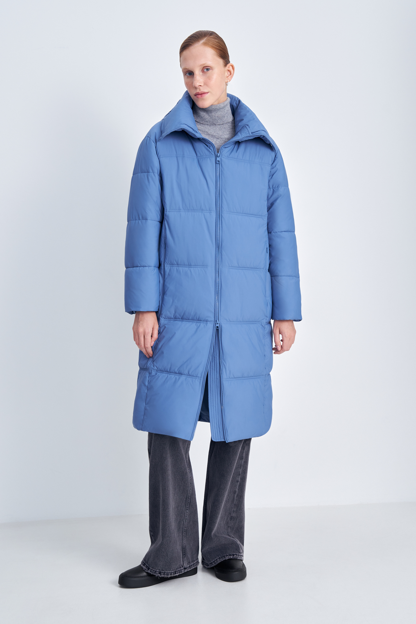 Утепленное пальто прямого кроя с капюшоном