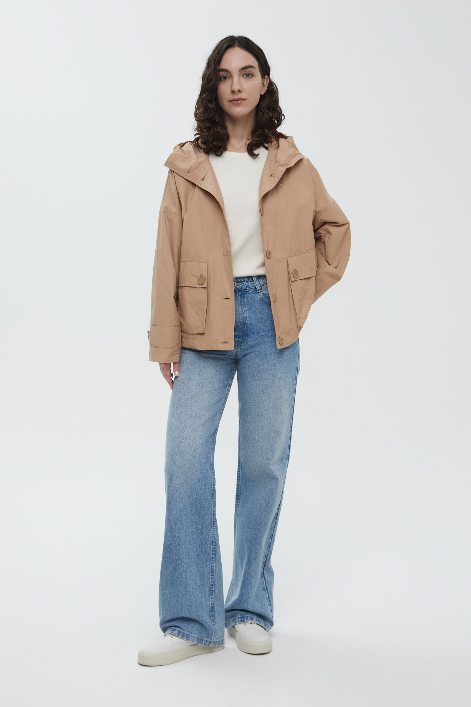 Ветровка на пуговицах с капюшоном