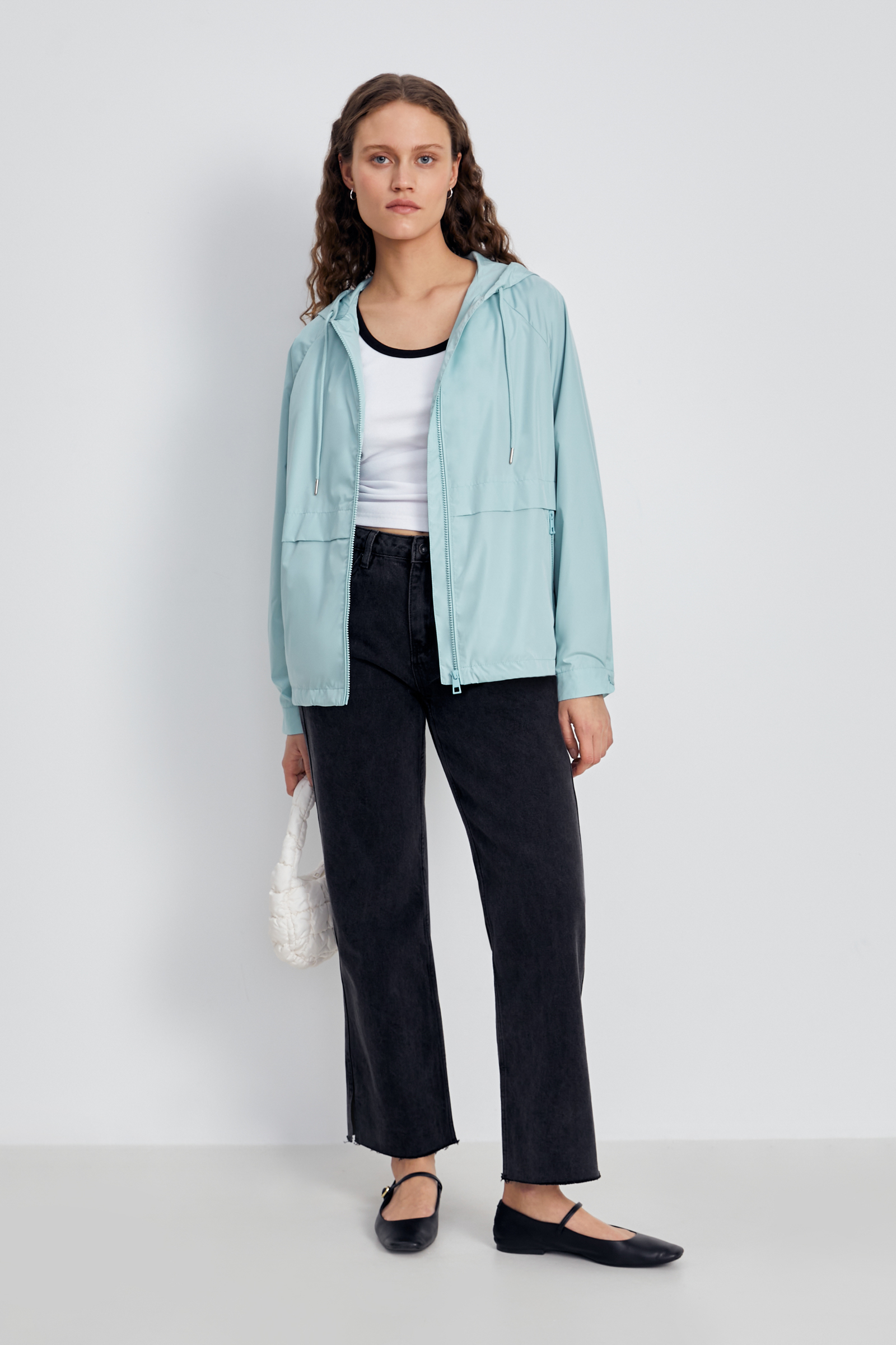 Ветровка с капюшоном на молнии