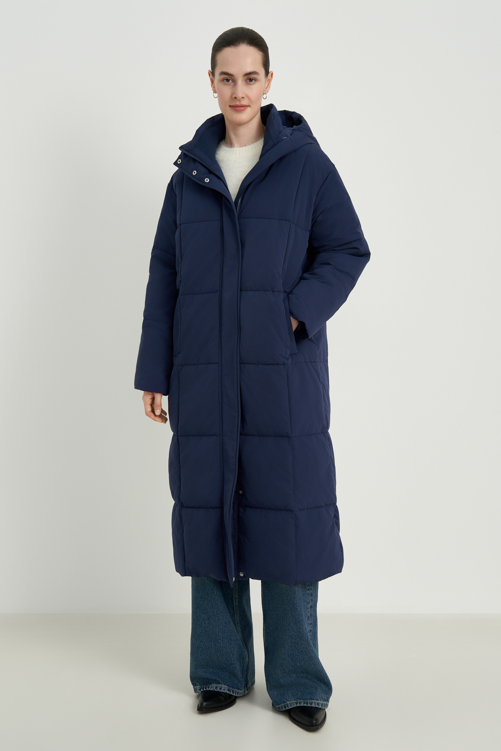 Утепленное пальто с капюшоном и воротником-стойкой