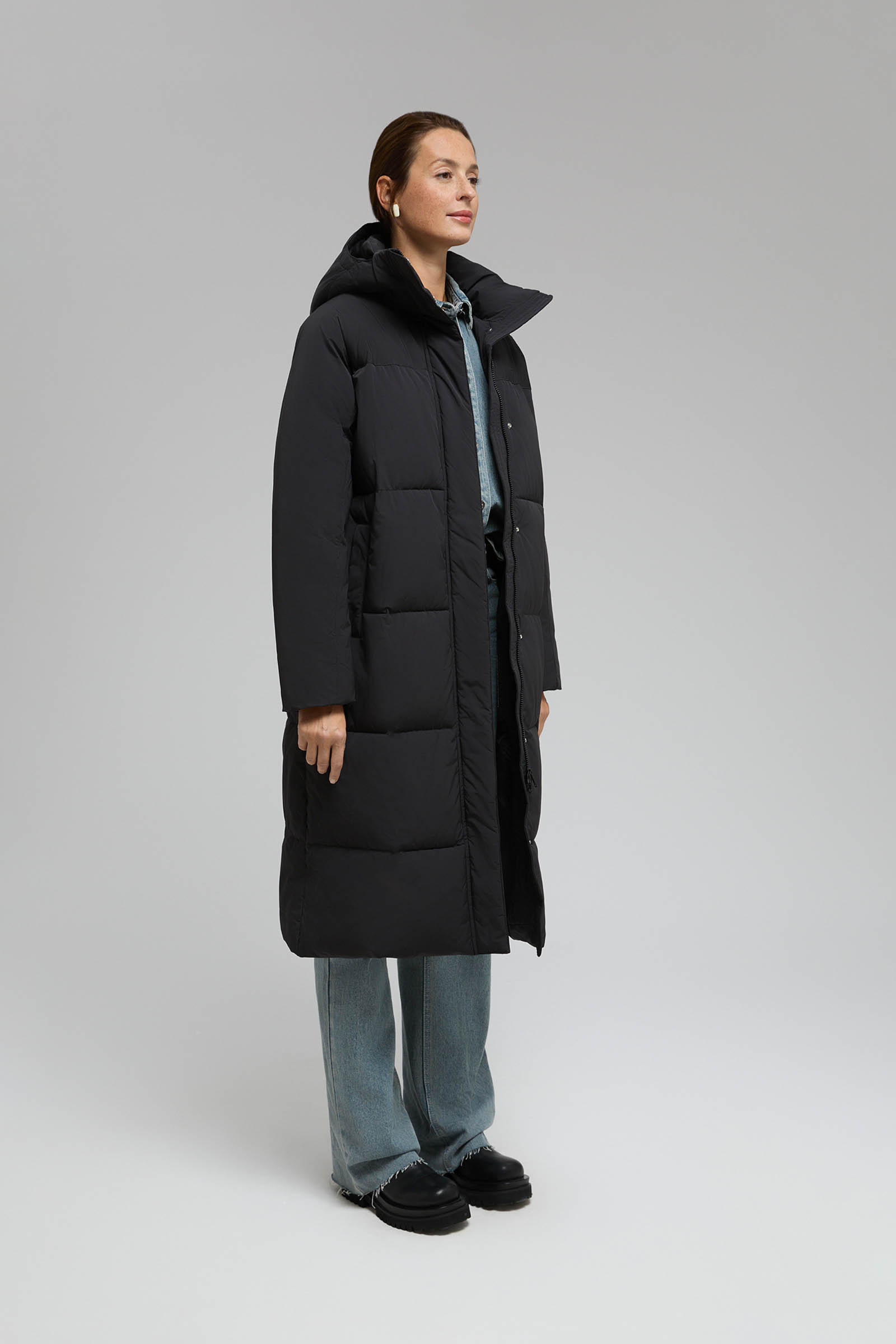 Утепленное стеганое пальто с капюшоном