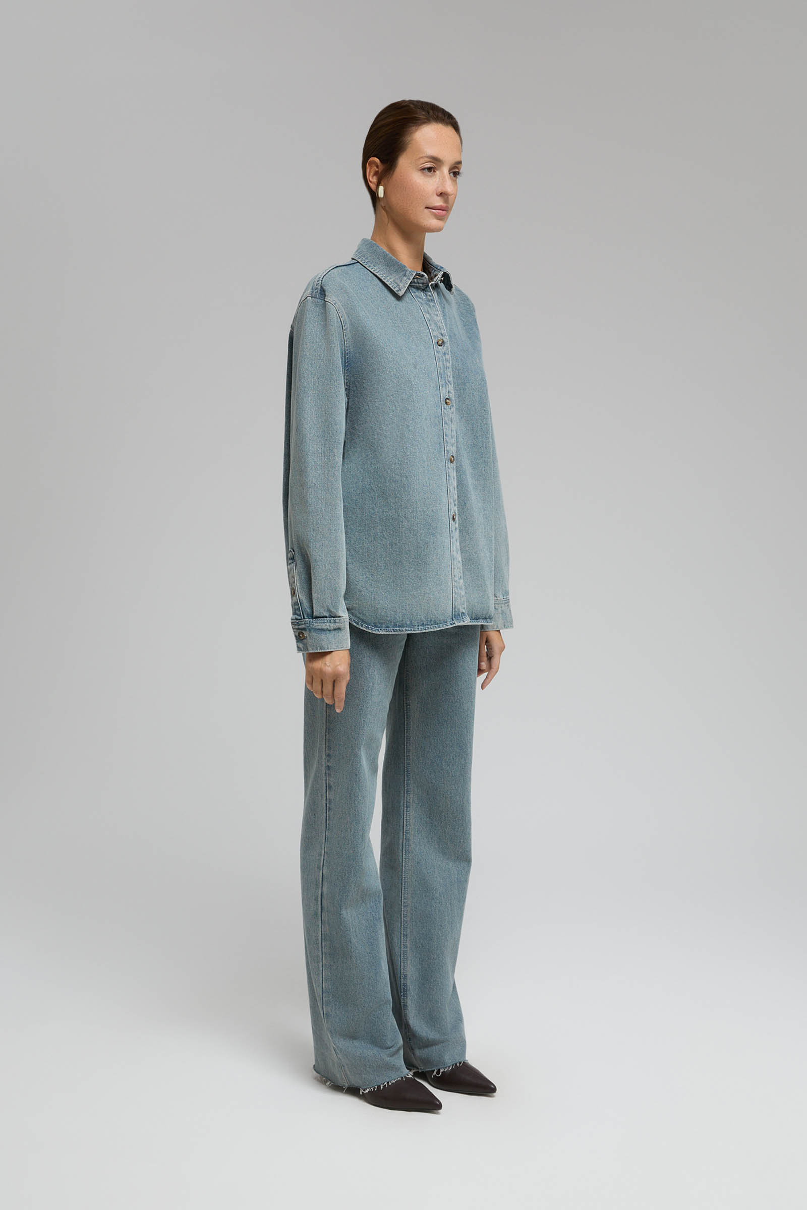 Джинсовая рубашка свободного силуэта