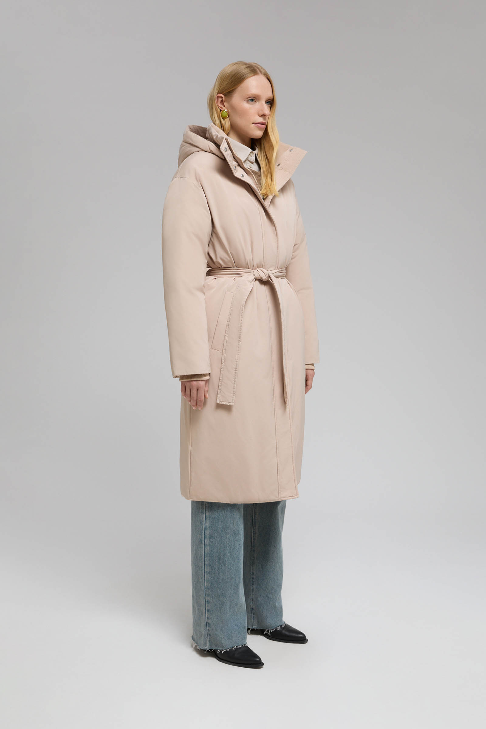 Пуховое пальто с поясом и капюшоном