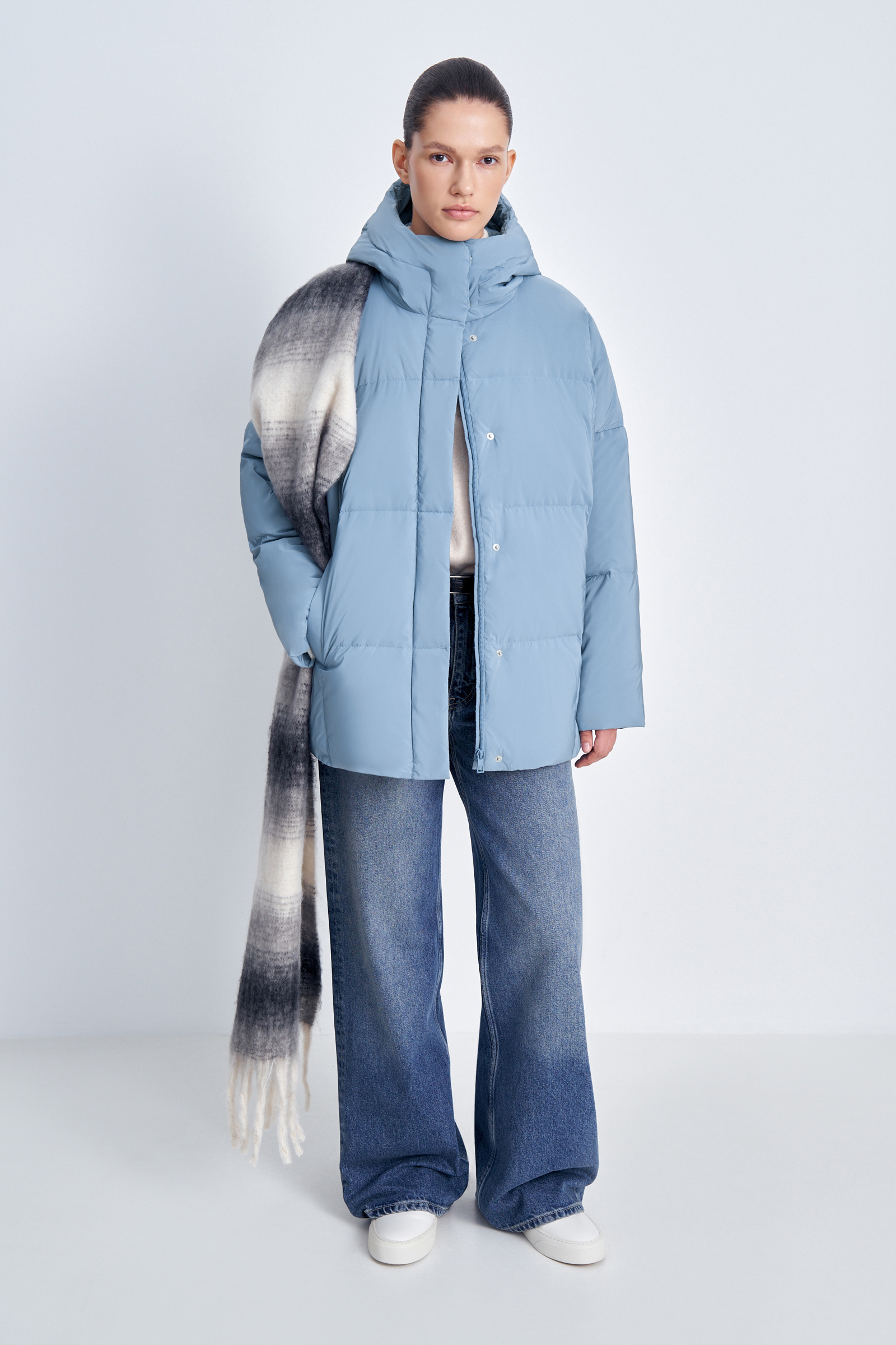 Пуховик с капюшоном и воротником-стойкой