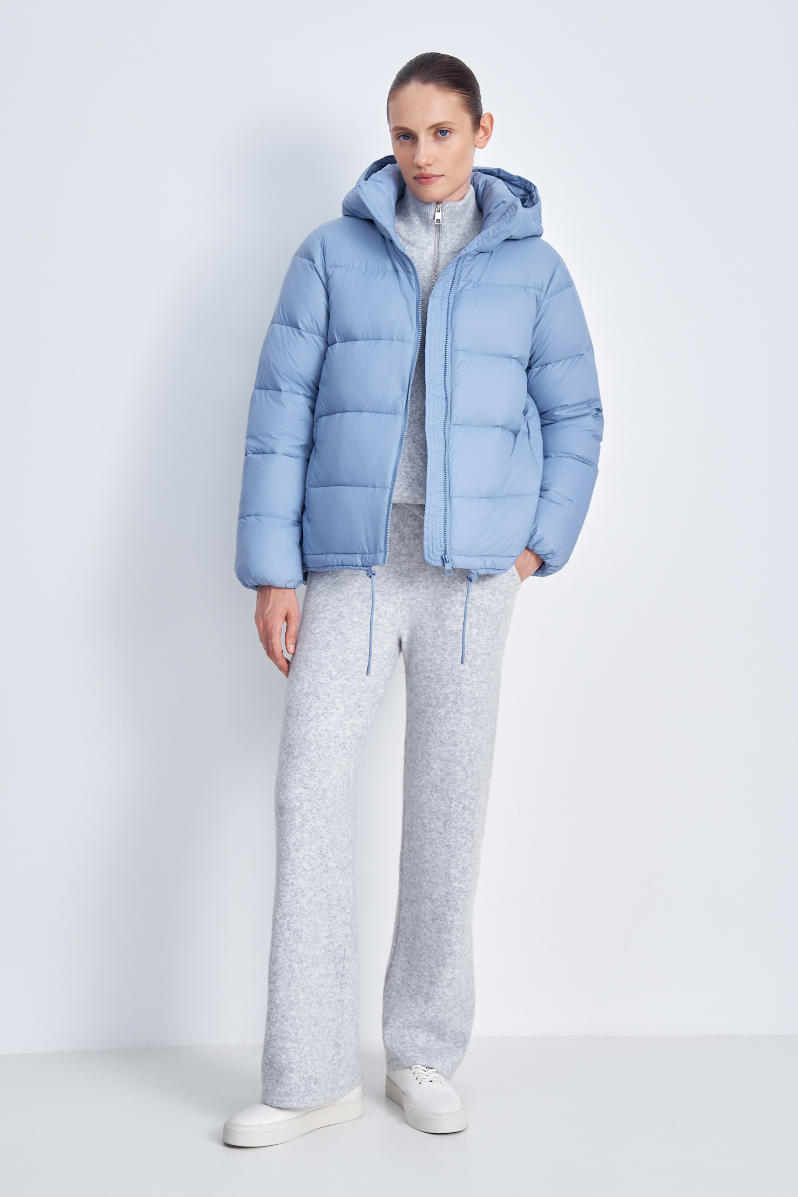 Пуховик с капюшоном и воротником-стойкой