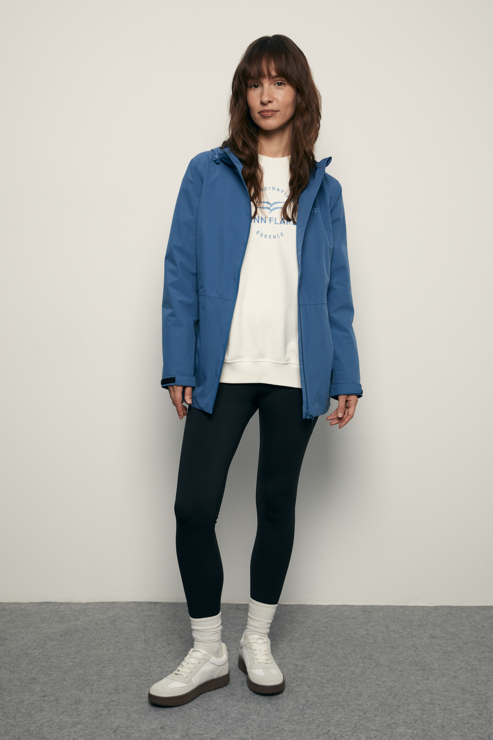 Спортивная ветровка приталенного силуэта