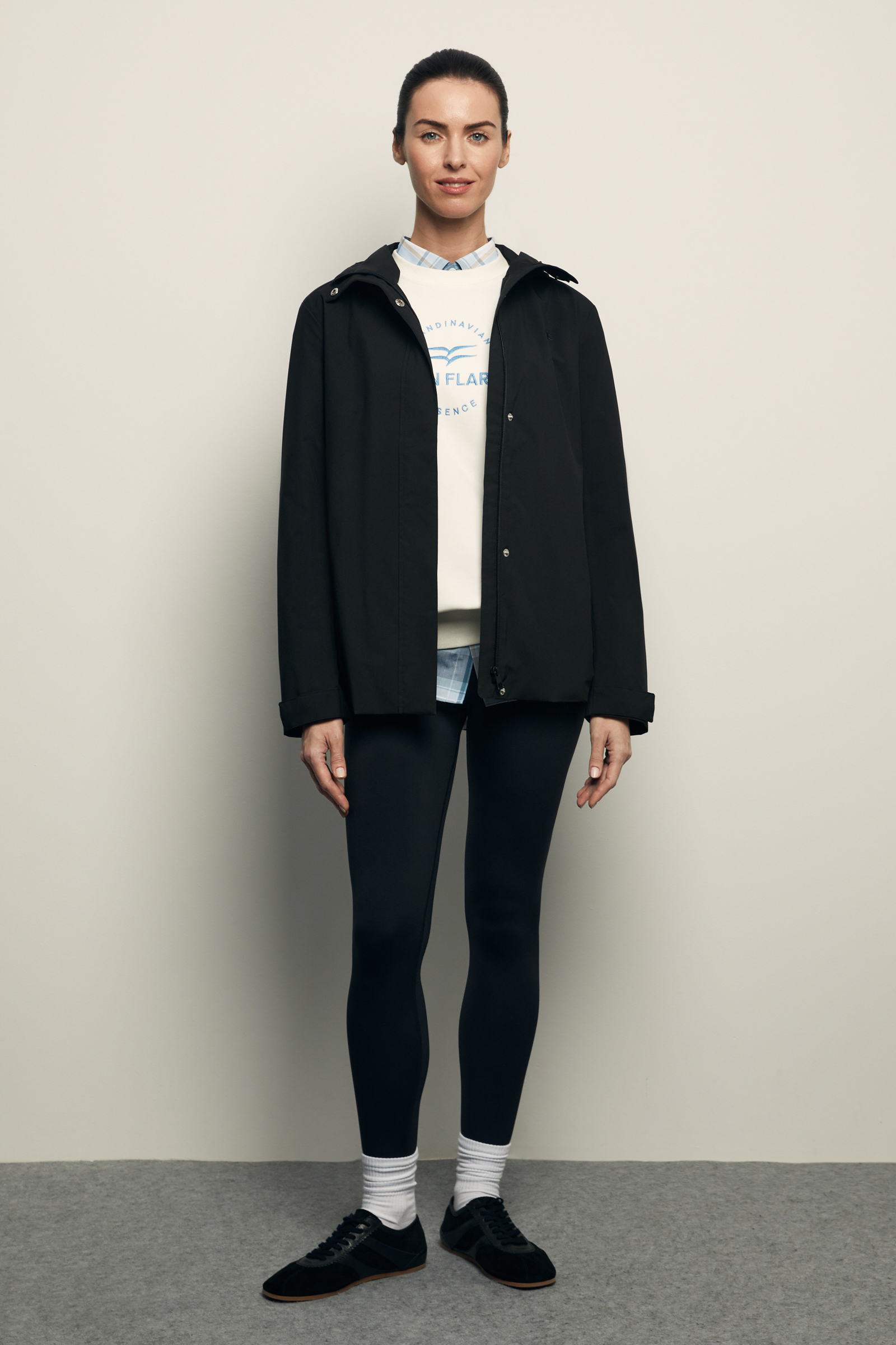 Ветровка с капюшоном и застежками по бокам