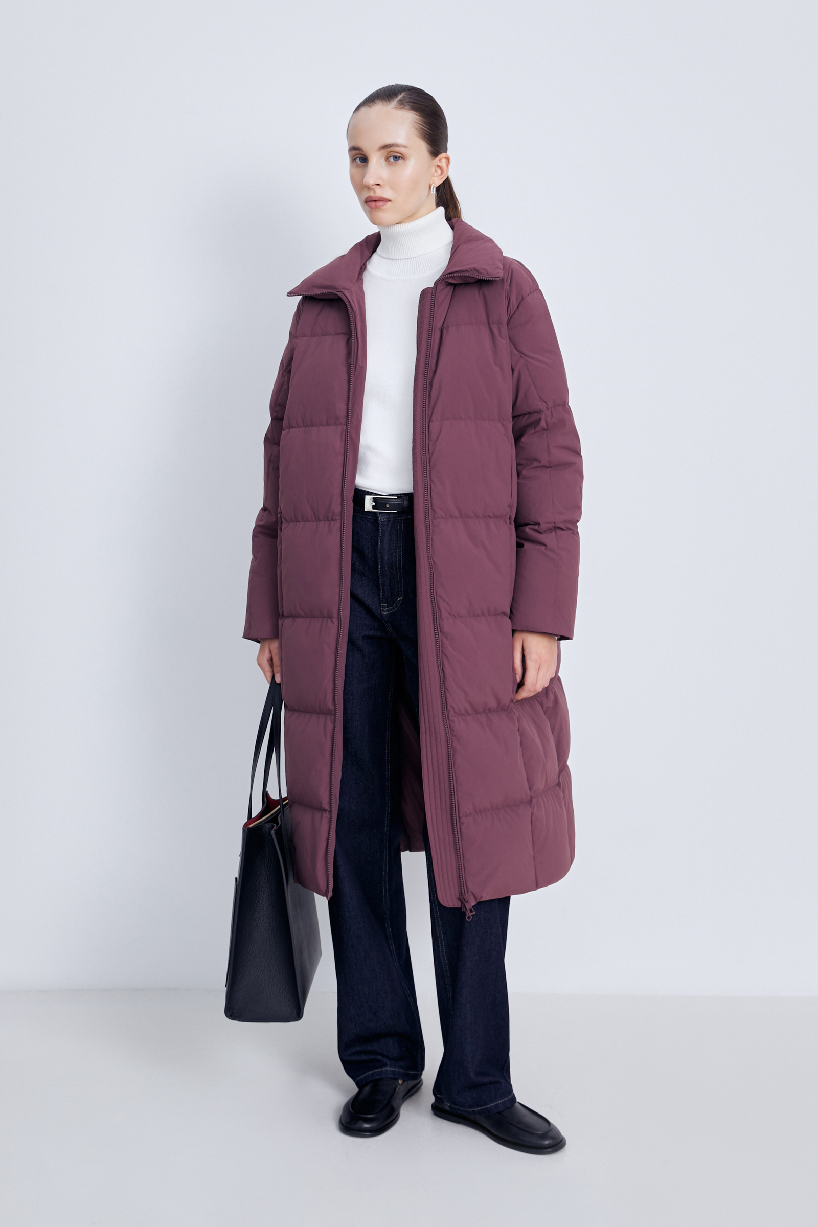 Пуховое пальто с капюшоном и воротником-стойкой