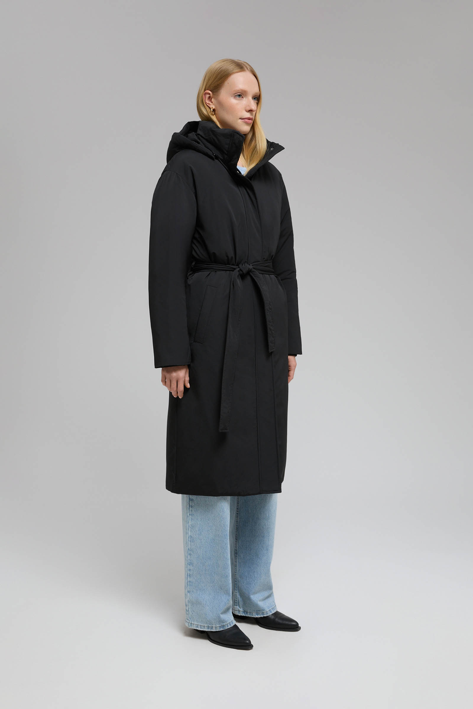 Пуховое пальто с поясом и капюшоном