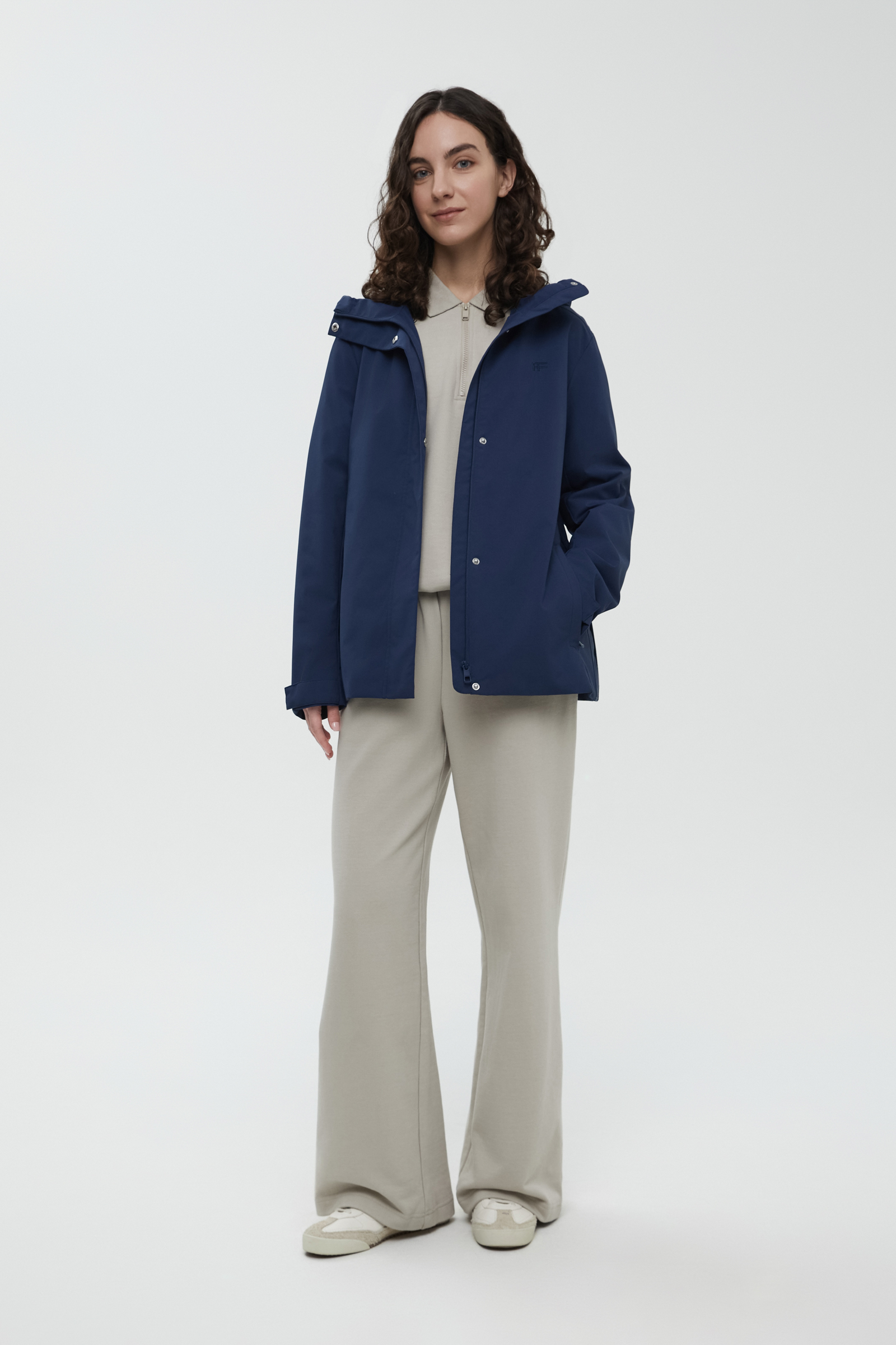 Ветровка с капюшоном и застежками по бокам