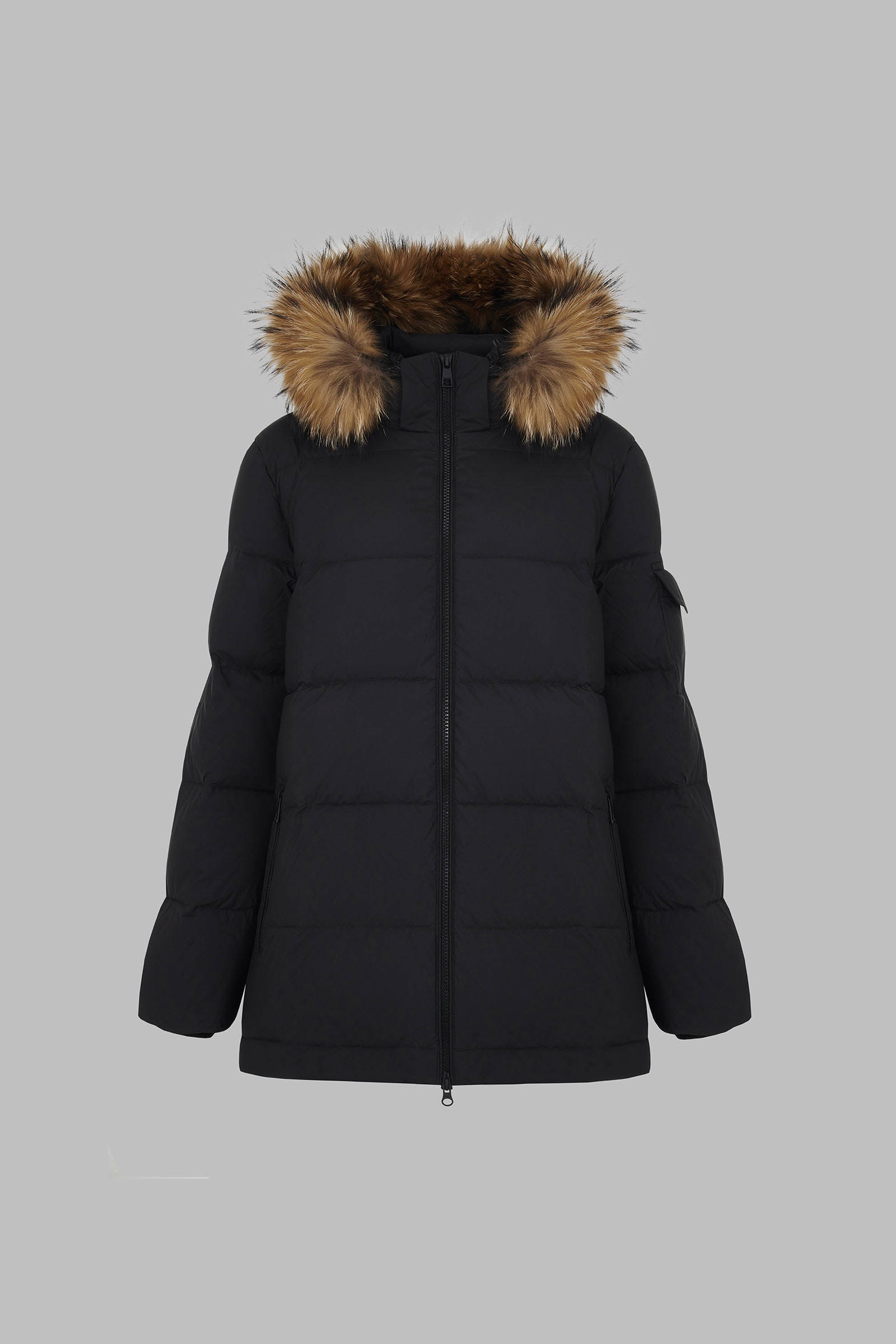 Пуховик с капюшоном и опушкой из натурального меха