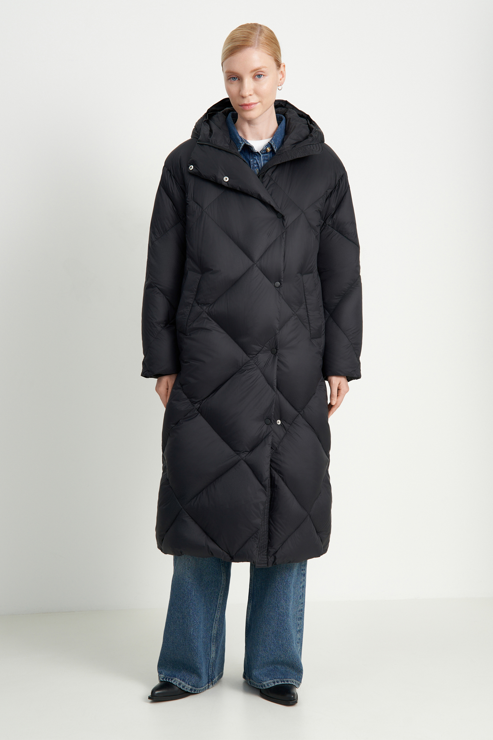 Пуховое пальто с капюшоном и воротником-стойкой